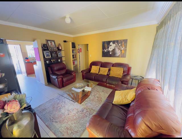 4 BEDROOM HOUSE FOR SALE IN SONHEUWEL EXT 1